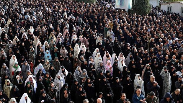 Suasana Warga Iran Salat Idulfitri di Tengah Perang AS-Israel Warga Iran mengikuti salat Idulfitri, menandai berakhirnya bulan suci Ramadan, di Masjid Agung Mosalla di Teheran pada 21 Maret 2026. Ibu kota Iran telah dibombardir hampir setiap hari sejak serangan gabungan AS-Israel memulai perang pada 28 Februari, yang menewaskan para pejabat tinggi, termasuk pemimpin tertinggi Republik Islam.