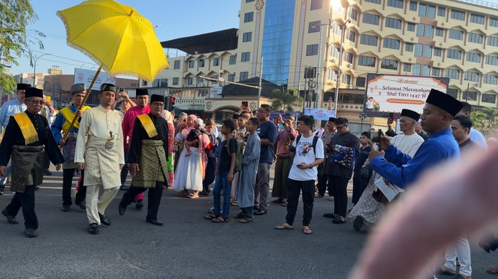 Kedatangan Sultan Deli XIV dalam suasana khidmat menuju pelaksanaan Salat Id.