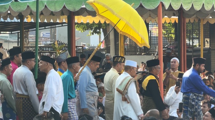Sultan Deli XIV dan rombongan memasuki area Masjid Raya Al Mashun