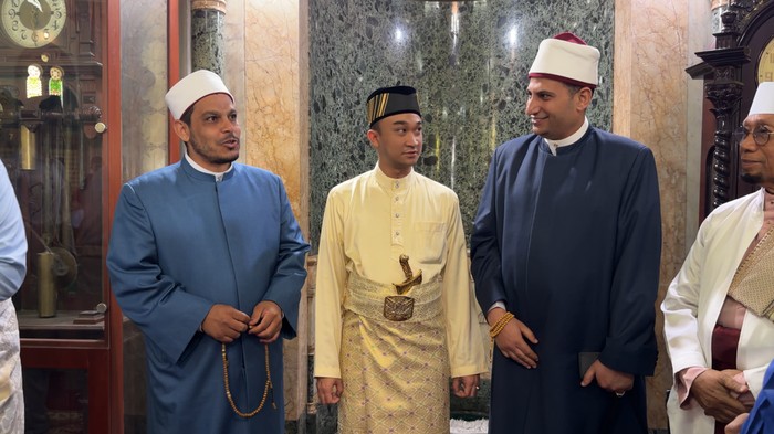 Sultan Deli XIV menyapa tamu kehormatan.