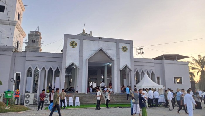 Jemaah mulai berdatangan ke Masjid Darussalam Aceh Tamiang, Sabtu(21/3/2026) (detik.com/Juita Sinuhaji/detijSumut)