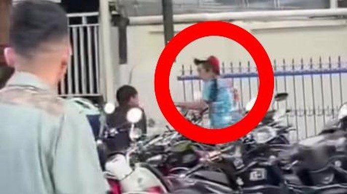 Tangkapan layar jukir liar diamuk massa di Makassar.