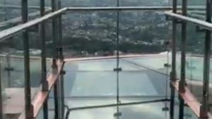 Video: Menikmati Pemandangan dari 22² Skywalk Trans Hotel Jakarta