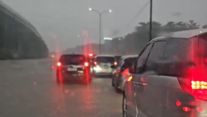 Tol Jagorawi arah Jakarta terendam banjir, Sabtu (21/3/2026), pukul 17.30 WIB.