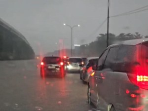 Video: Banjir Genangi KM 12 Tol Jagorawi, Arus Lalin Macet
