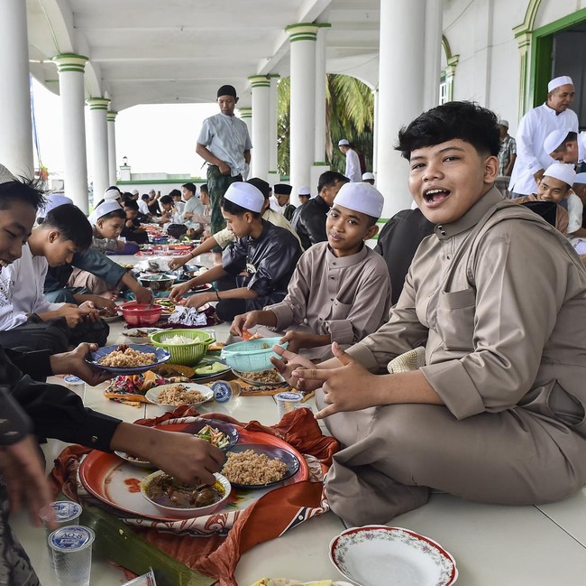 Tradisi Makan Bersama Warnai Idul Fitri di Kampung Arab Melayu Jambi