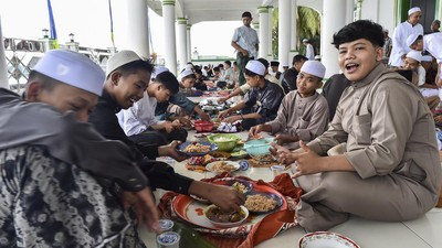Tradisi Makan Bersama Warnai Idul Fitri di Kampung Arab Melayu Jambi