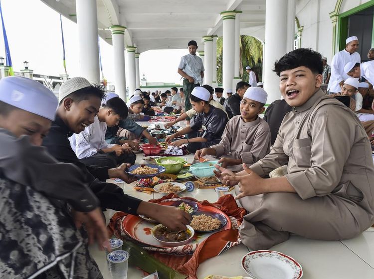 Tradisi Makan Bersama Warnai Idul Fitri di Kampung Arab Melayu Jambi