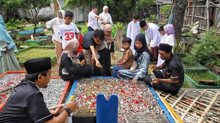Usai pelaksanaan Salat Idul Fitri, suasana di Tempat Pemakaman Umum (TPU) Tipar Cakung, Jakarta Utara, dipenuhi oleh peziarah yang datang silih berganti, Sabtu (21/3/2026). Tradisi ziarah kubur yang telah mengakar kuat di tengah masyarakat menjadi momen penting untuk mengenang dan mendoakan anggota keluarga yang telah berpulang.