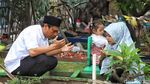 Usai Salat Id, Warga Padati TPU untuk Ziarah