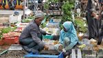 Usai Salat Id, Warga Padati TPU untuk Ziarah