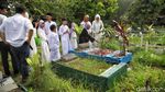 Usai Salat Id, Warga Padati TPU untuk Ziarah