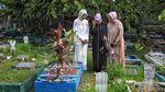 Usai Salat Id, Warga Padati TPU untuk Ziarah