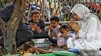 Usai Salat Id, Warga Padati TPU untuk Ziarah