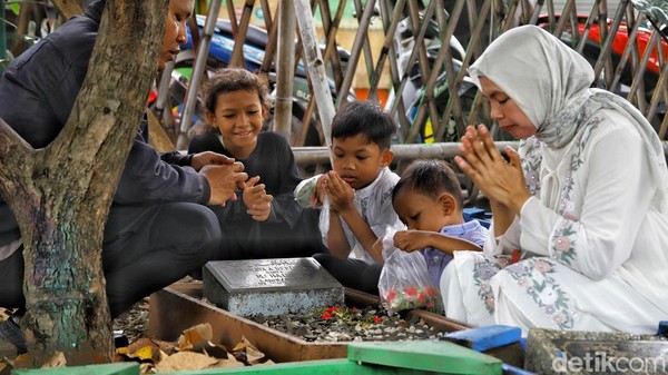 Usai Salat Id, Warga Padati TPU untuk Ziarah
