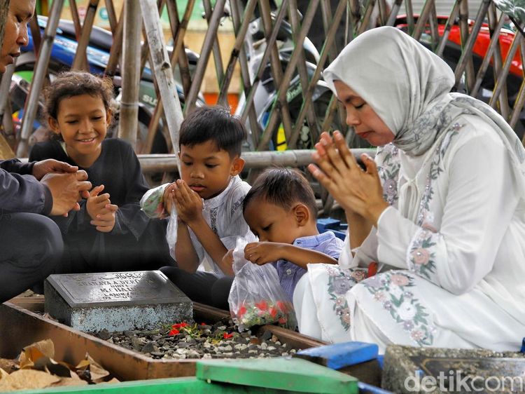 Usai Salat Id, Warga Padati TPU untuk Ziarah
