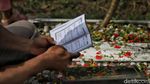 Usai Salat Id, Warga Padati TPU untuk Ziarah