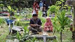 Usai Salat Id, Warga Padati TPU untuk Ziarah