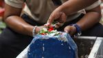 Usai Salat Id, Warga Padati TPU untuk Ziarah