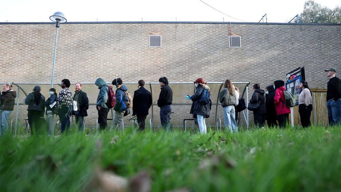 People, mainly students, queue to receive Meningitis B vaccinations at a sports centre on the University of Kent campus, following an outbreak of meningitis cases in Kent, in Canterbury, Britain, March 20, 2026. REUTERS/Toby Melville     TPX IMAGES OF THE DAY