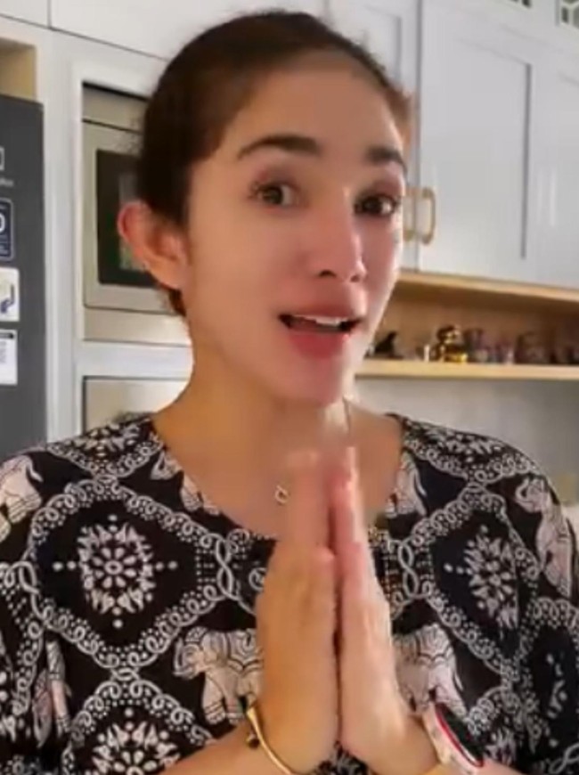 Momen Ussy Sulistiawaty Bikin Ketupat Ketan hingga Empal untuk Lebaran