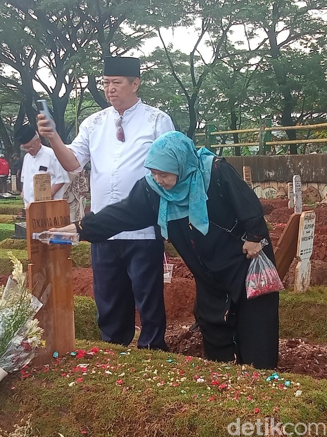 Momen Orang Tua Nyekar ke Makam Vidi Aldiano
