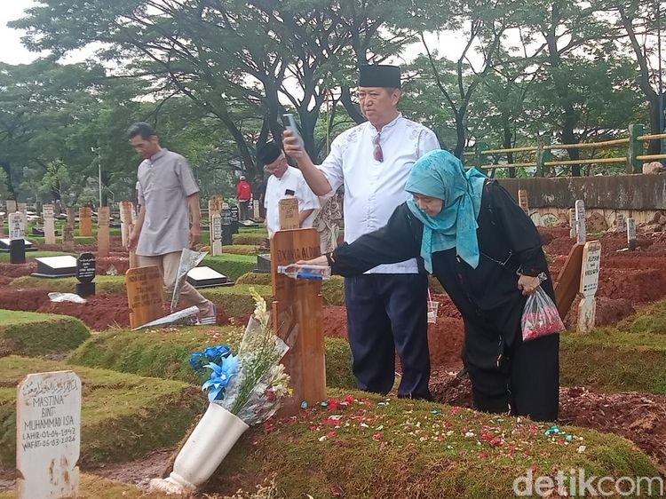 Momen Orang Tua Nyekar ke Makam Vidi Aldiano
