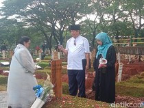 Ayah Donasikan Pakaian Vidi Aldiano ke Panti Asuhan