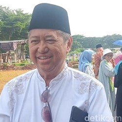 Orang Tua Rutin Ziarah 40 Hari ke Makam Vidi Aldiano