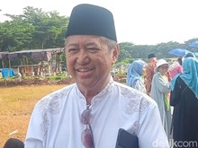 Orang Tua Rutin Ziarah 40 Hari ke Makam Vidi Aldiano