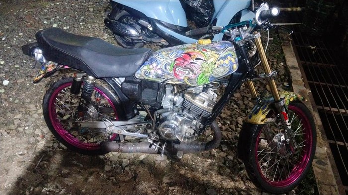 Barang bukti berupa sepeda motor dan petasan yang diamankan Polres Kudus pada Jumat (20/3/2026).