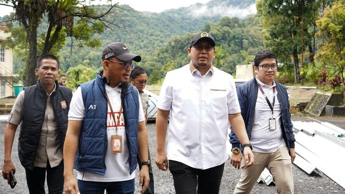 Wakil Ketua Komisi VI DPR RI Andre Rosiade meninjau BTS Sitinjau Lauik.