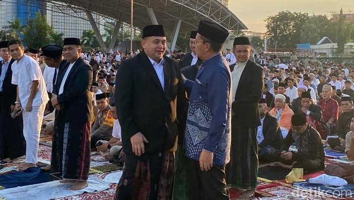 Wali Kota Makassar Munafri Appi Arifuddin bersama mantan Wali Kota Makassar Danny Pomanto menghadiri Salat Idul Fitri di Lapangan Karebosi Makassar.