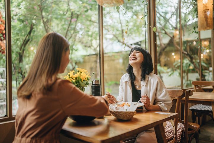 wanita nongkrong di kafe