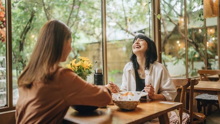 wanita nongkrong di kafe