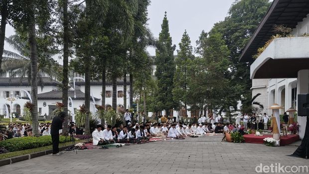 Warga datangi Gedung Sate untuk melaksanakan Salat Idul Fitri 2026