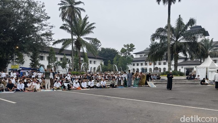 Warga datangi Gedung Sate untuk melaksanakan Salat Idul Fitri 2026