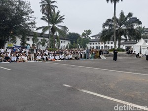 Momen Perdana Salat Id di Gedung Sate, Warga Antusias