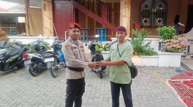 Warga di Kota Dumai, Riau bawa pulang 'parsel' bibit pohon seusai salat Id.