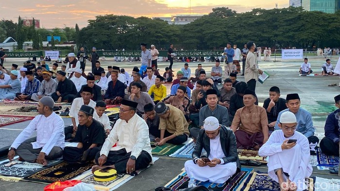 Warga mulai memadati Lapangan Karebosi Makassar untuk melaksanakan salat Idul Fitri 1 Syawal 1447 H. Nurul Hidayah/detiksulsel