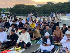 Jemaah Salat Id Mulai Berdatangan di Lapangan Karebosi Makassar