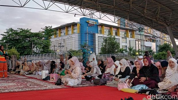 Warga mulai memadati Lapangan Karebosi Makassar untuk melaksanakan salat Idul Fitri 1 Syawal 1447 H. Nurul Hidayah/detiksulsel Warga mulai memadati Lapangan Karebosi Makassar untuk melaksanakan salat Idul Fitri 1 Syawal 1447 H. Nurul Hidayah/detiksulsel