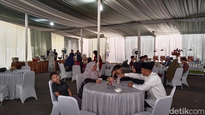 Warga Palembang saat mendatangi rumah dinas Walkot Palembang