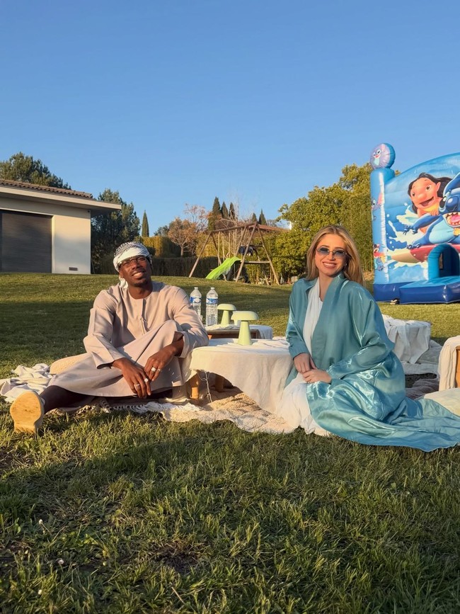 Pogba adalah salah satu bintang lapangan yang merayakan Idul Fitri. Pemain bola asal Prancis ini membagikan momennya bersama keluarga, termasuk sang istri, Zulay.Foto: Instagram @zulaypogba