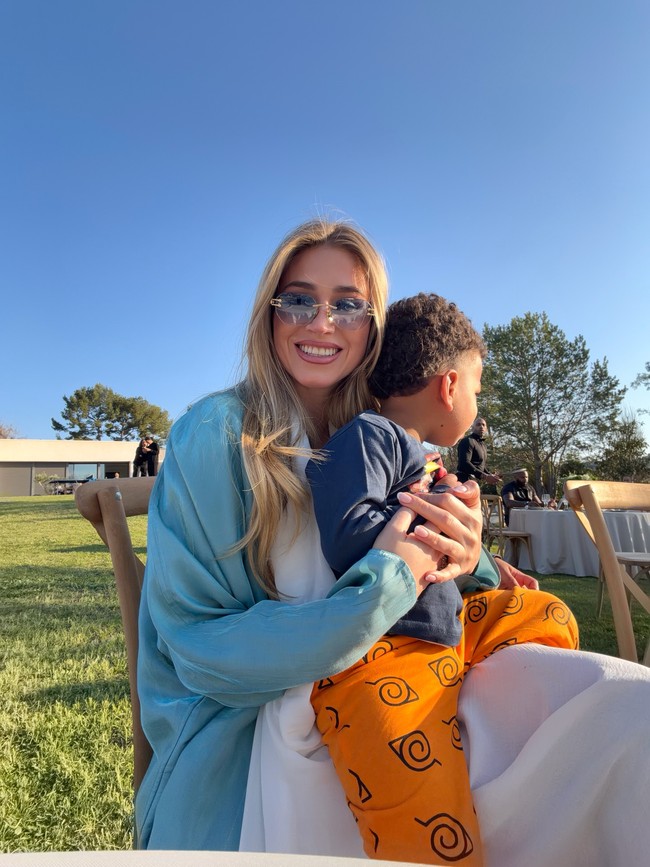 Wanita 32 tahun asal Bolivia tersebut memadukan busana biru dengan material mengkilap dengan kacamata yang juga bernuansa serupa sehingga tampak serasi. Foto: Instagram @zulaypogba