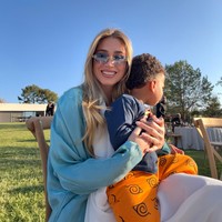 Wanita 32 tahun asal Bolivia tersebut memadukan busana biru dengan material mengkilap dengan kacamata yang juga bernuansa serupa sehingga tampak serasi. Foto: Instagram @zulaypogba