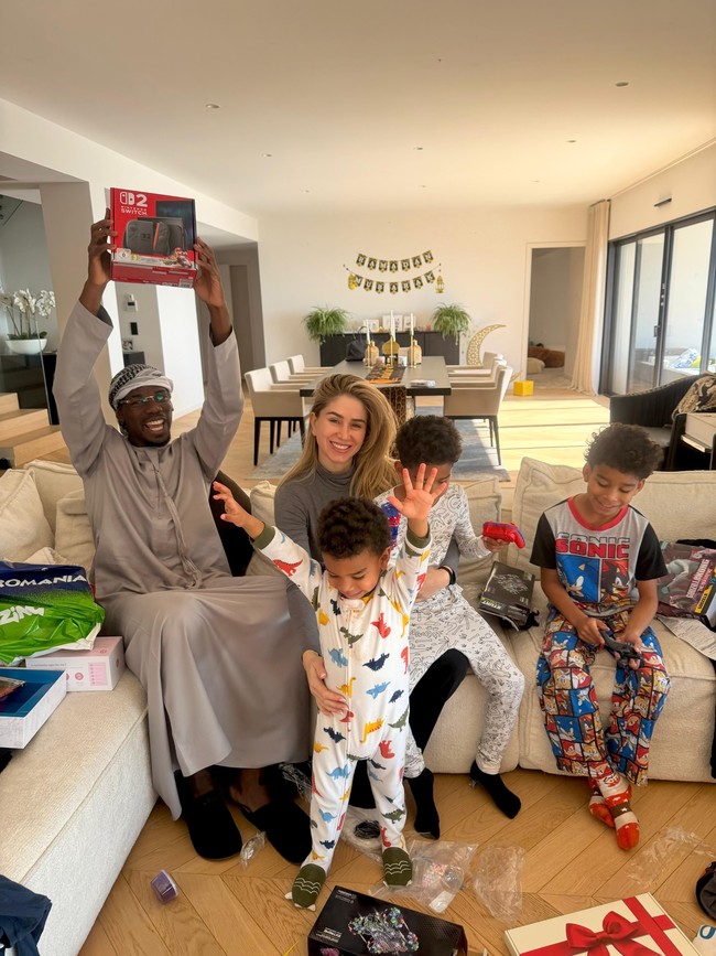 Dalam foto, bintang Ligue 1 AS Monaco itu mengucapkan ‘Eid Mubarak, Taqabbal Allahu minna wa minkum’ selagi berpose dengan Zulay dan ketiga anak di rumah keluarga kediaman mereka. Foto: Instagram @zulaypogba
