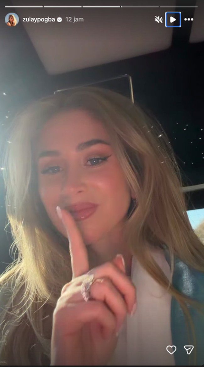 Selagi sang suami memakai gamis bernuansa krem, Zulay memakai abaya putih dengan outer bernuansa biru. Foto: Instagram @zulaypogba