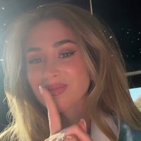 Selagi sang suami memakai gamis bernuansa krem, Zulay memakai abaya putih dengan outer bernuansa biru. Foto: Instagram @zulaypogba