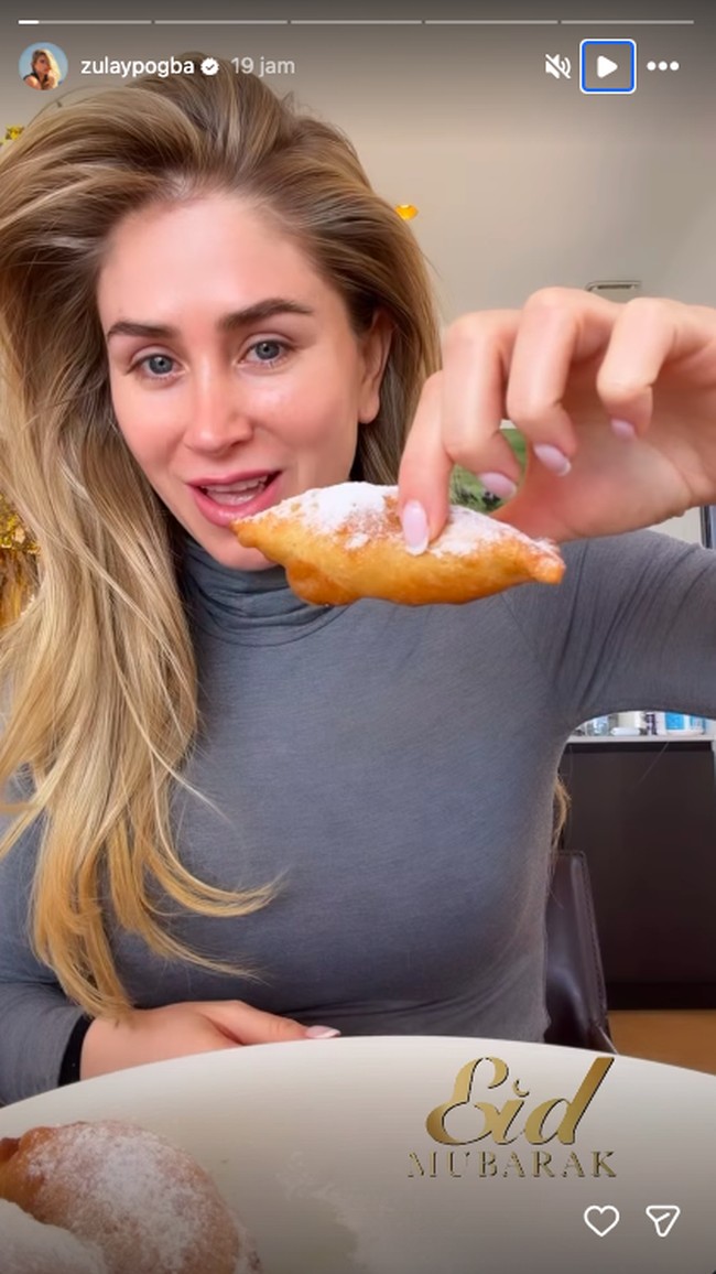 Seperti kebanyakan umat Muslim, Zulay yang juga berprofesi sebagai model merayakan Lebaran dengan makan makanan enak setelah sebulan berpuasa. Foto: Instagram @zulaypogba